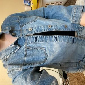 i am selling this blue jean jacket, perfect for spring and summer!